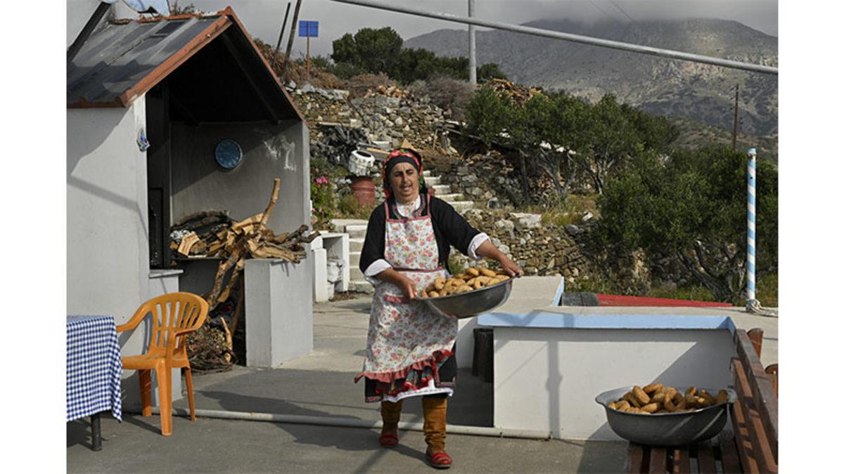 Yunanistan’da Yıllardır Sadece Kadınların Sözünün Geçtiği ve Anaerkil Düzenin Sürdüğü Karpathos Adası (Erkekler Bu Kez Kapatılmış)
