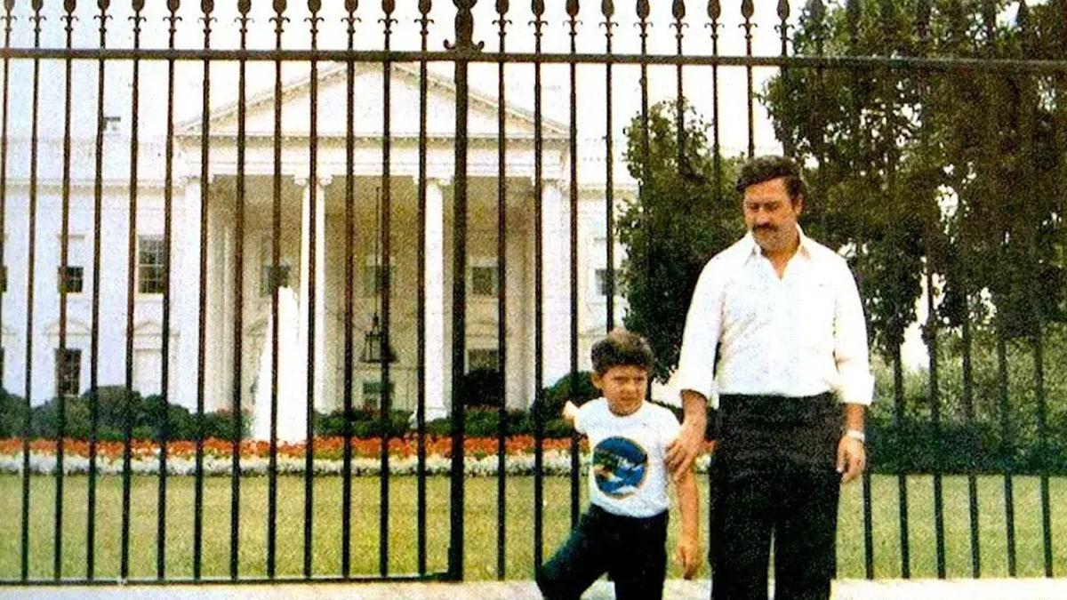 Uyuşturucu Baronu Pablo Escobar’ın Beyaz Saray Fotoğrafının Arkasındaki Şaşırtıcı Gerçek! Nasıl Turist Gibi Poz Verdi?
