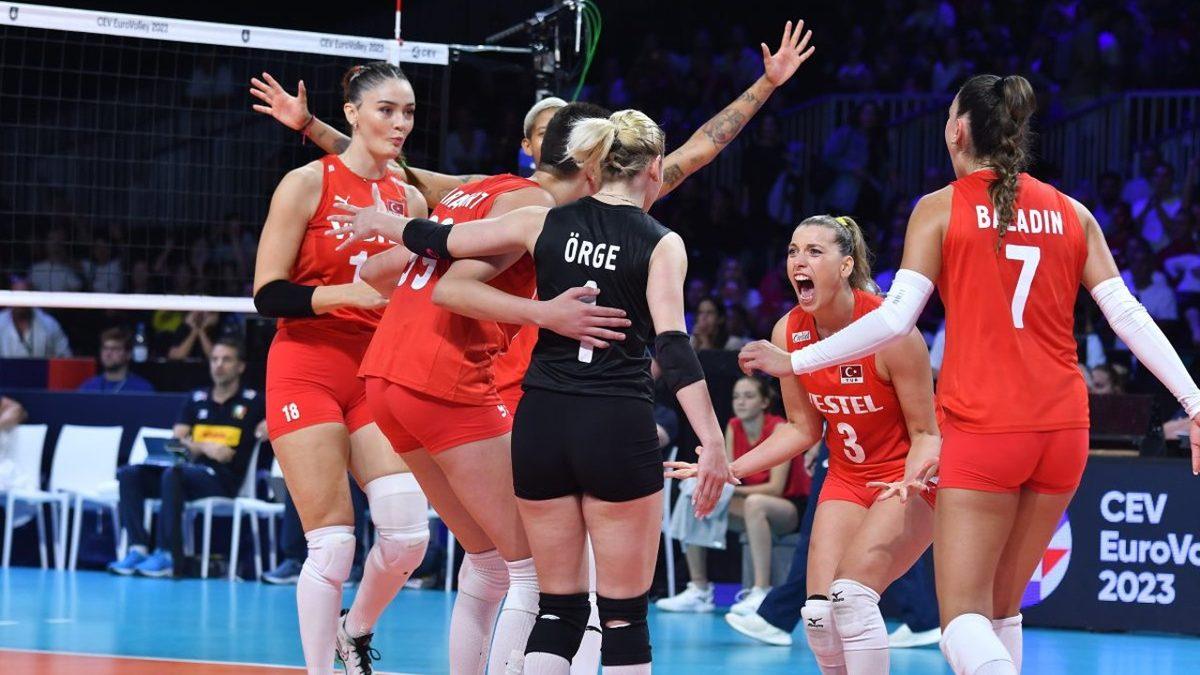 Aynı Voleybol Takımındaki Oyunculardan Bazıları Neden Farklı Renk Forma Giyiyor?