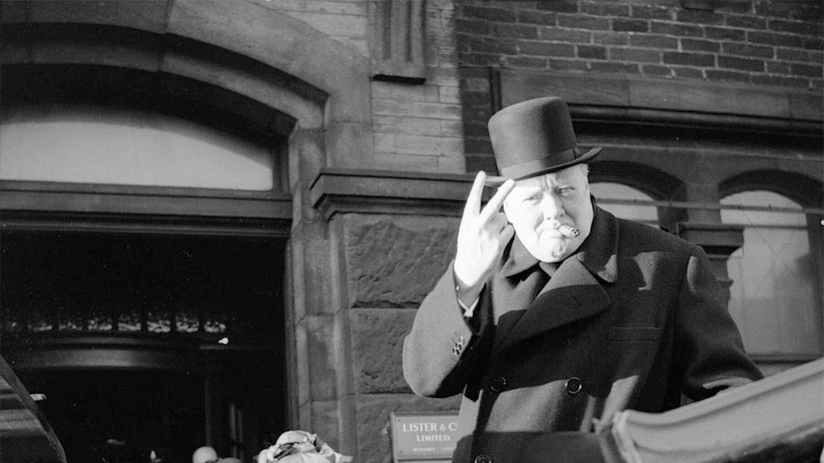 Günümüzde Fotoğrafların Vazgeçilmez Pozu Olan Barış İşaretinin II. Dünya Savaşı’na Uzanan Hiç Bilmediğimiz Anlamı