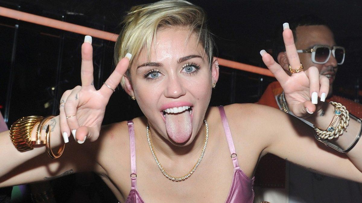 Günümüzde Fotoğrafların Vazgeçilmez Pozu Olan Barış İşaretinin II. Dünya Savaşı’na Uzanan Hiç Bilmediğimiz Anlamı