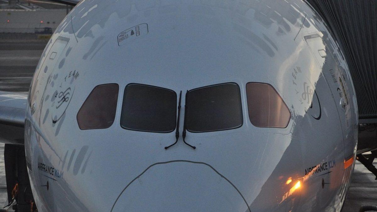 İzninizle Bi’ Kokpite Bakıp Çıkacağız: Uçaklarda da Tıpkı Arabalardaki Gibi Cam Silecekleri Var mı?