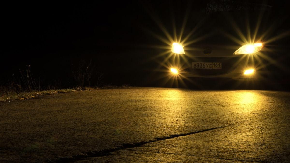 Bazı Araba Farlarında ve Sis Lambalarında Neden Sarı Işık Kullanılıyor? Beyaz Işıkla Arasındaki Farklara Göre Renginize Karar Verebilirsiniz!