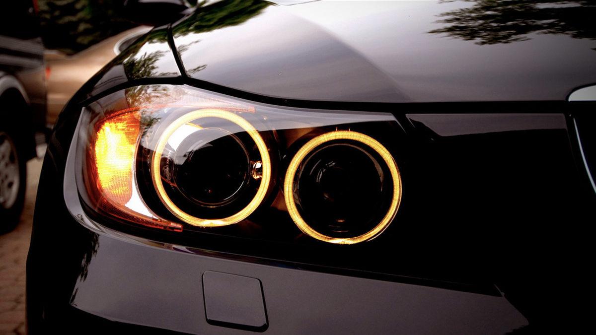Bazı Araba Farlarında ve Sis Lambalarında Neden Sarı Işık Kullanılıyor? Beyaz Işıkla Arasındaki Farklara Göre Renginize Karar Verebilirsiniz!