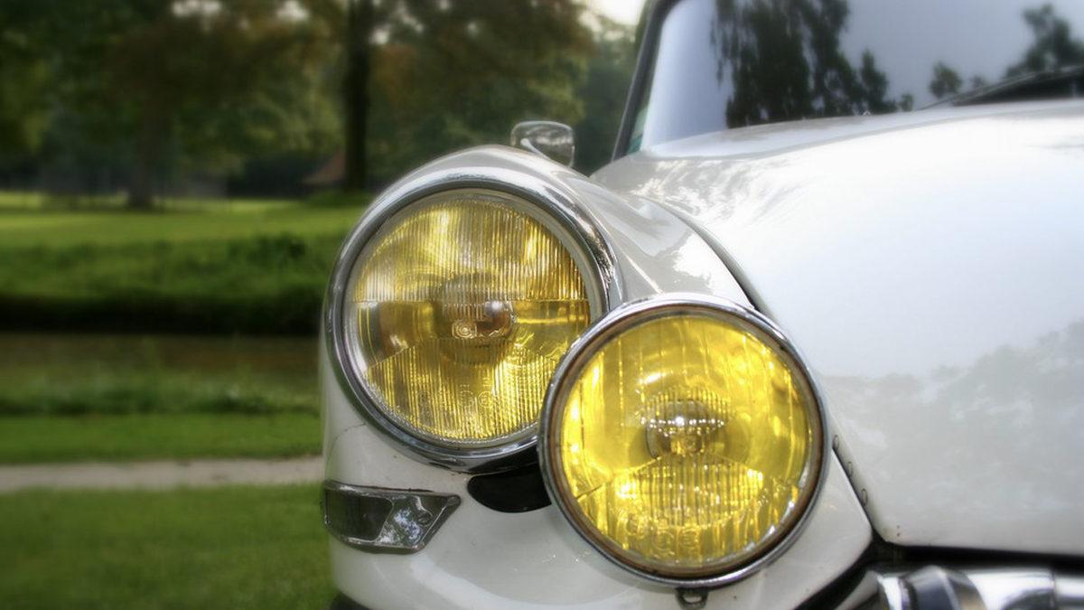 Bazı Araba Farlarında ve Sis Lambalarında Neden Sarı Işık Kullanılıyor? Beyaz Işıkla Arasındaki Farklara Göre Renginize Karar Verebilirsiniz!