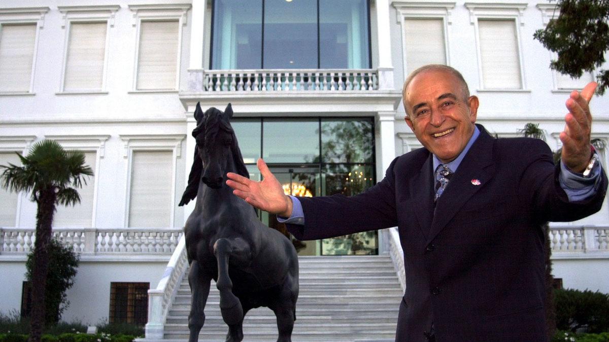 Koç ve Sabancı’nın Ezeli Rekabetinin Fitilini Ateşleyen İlk Olay: At Heykeli Savaşı!