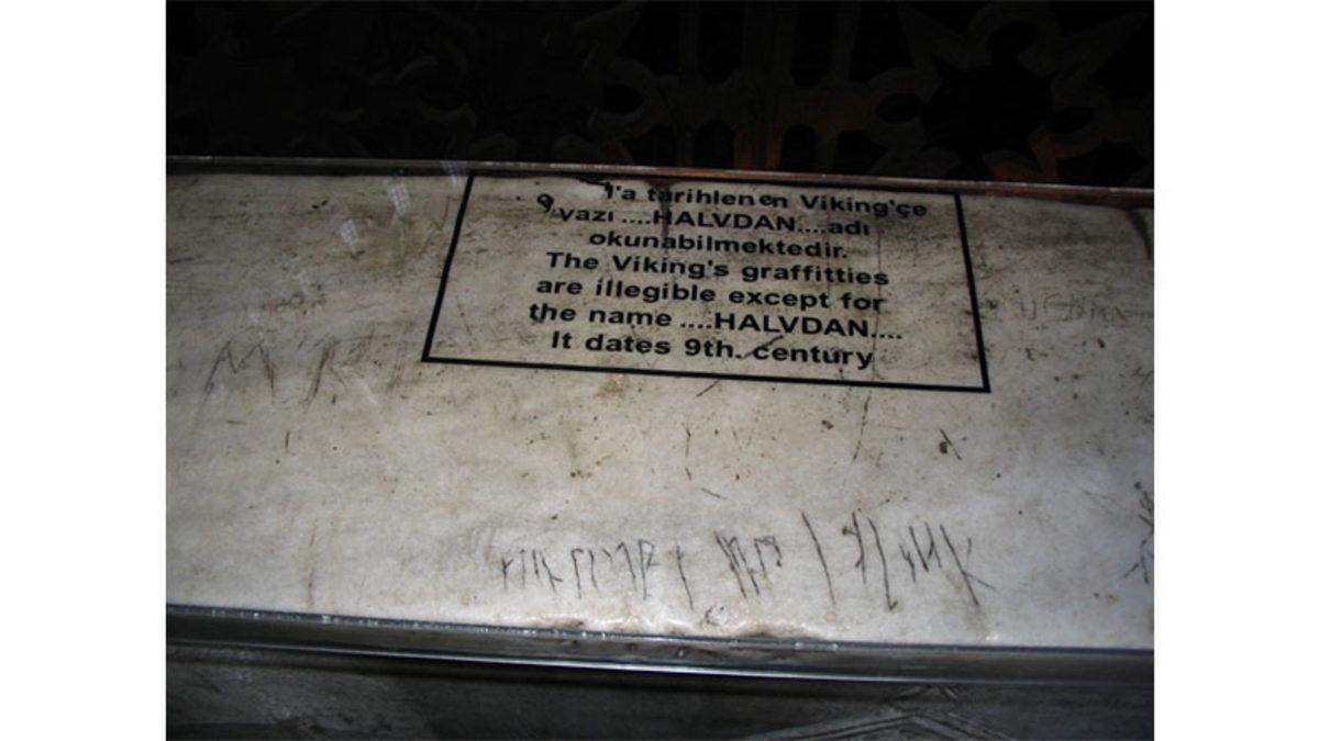 Ayasofya’da Yıllardır ’Çatlak’ Sanılan Bu İlgi Çekici Semboller Aslında Vikinglere Ait Bir Yazıydı: Peki Ne Yazıyor?