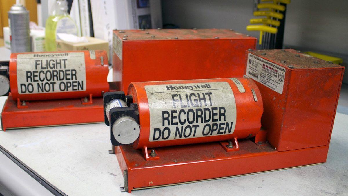 Uçaklardaki Kara Kutu, Kırmızı Olmasına Rağmen Neden Kara Deniyor? Yürek Burkan Bir Sebebi Var!