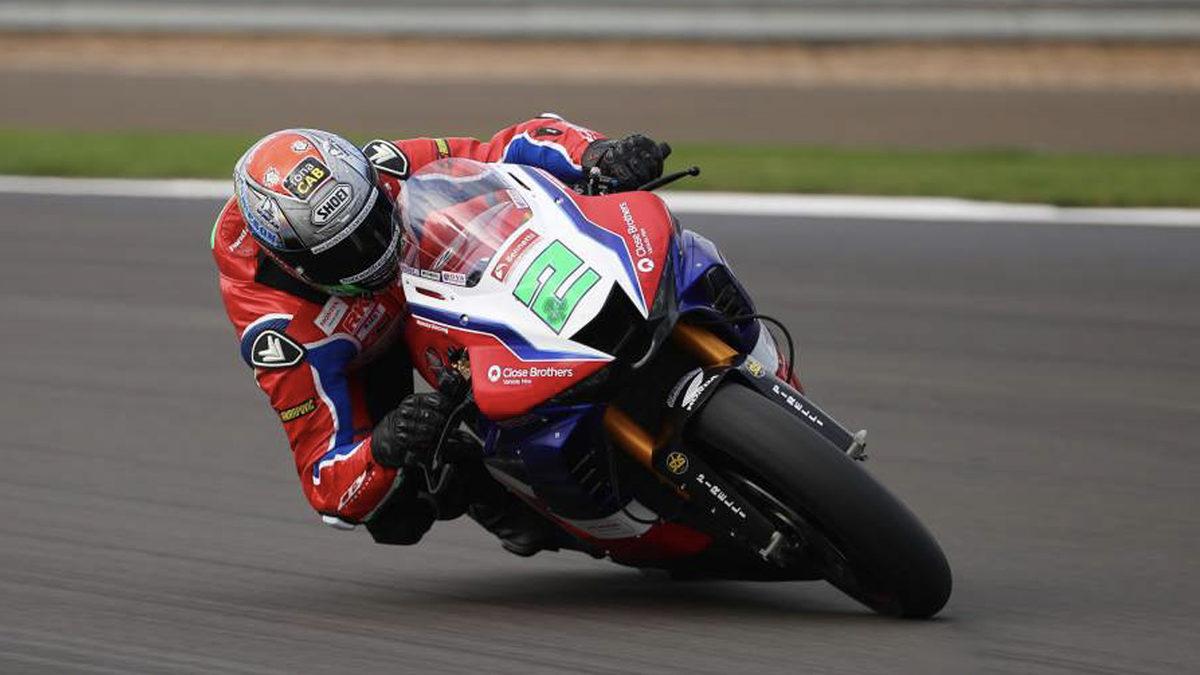 Motosikletler Keskin Dönüşlerde Nasıl Oluyor da Devrilmeden Yatabiliyor? İşin Ustası Olmaktan Daha Fazlası Var!