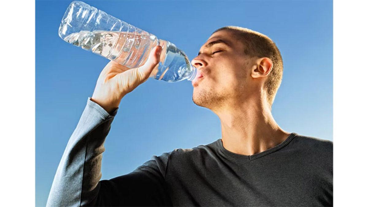 Merak Edilen O Meşhur Soruyu Cevapladık: Ayakta Su İçmek Gerçekten de Suyun Direkt Bağırsağa Gitmesine mi Neden Oluyor?