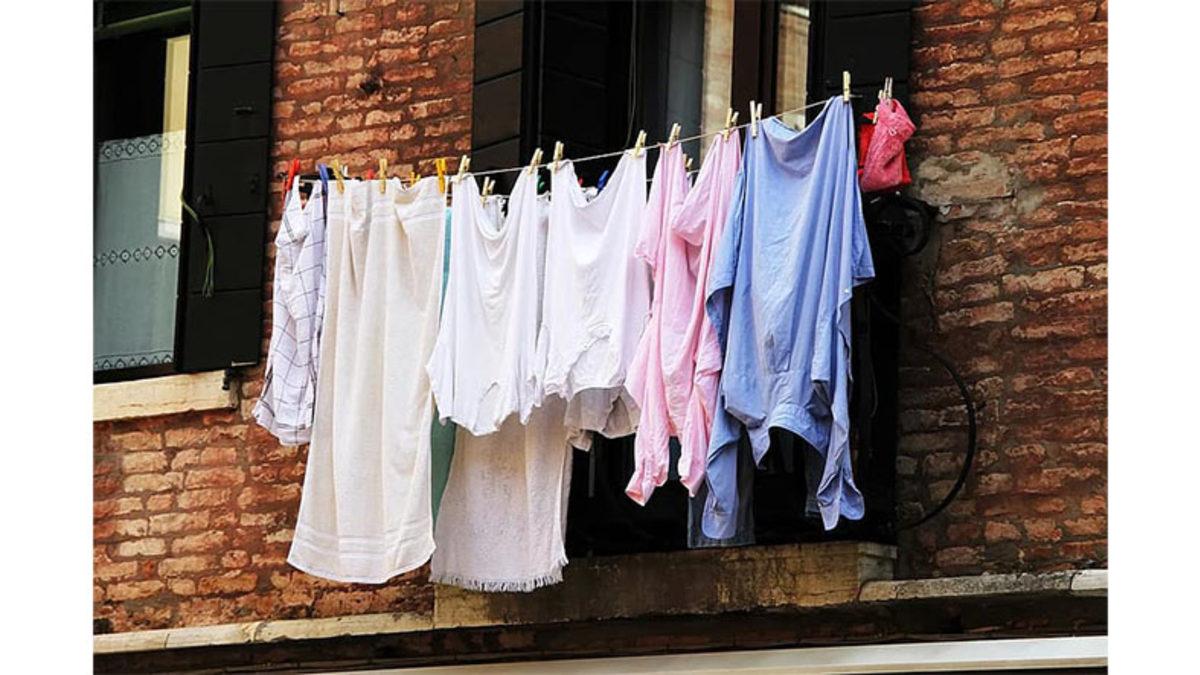 Kıyafetlerimiz Yıkandıkça Neden Eski Rengini ve Canlılığını Kaybediyor? Bilimin Bir Cevabı Var!