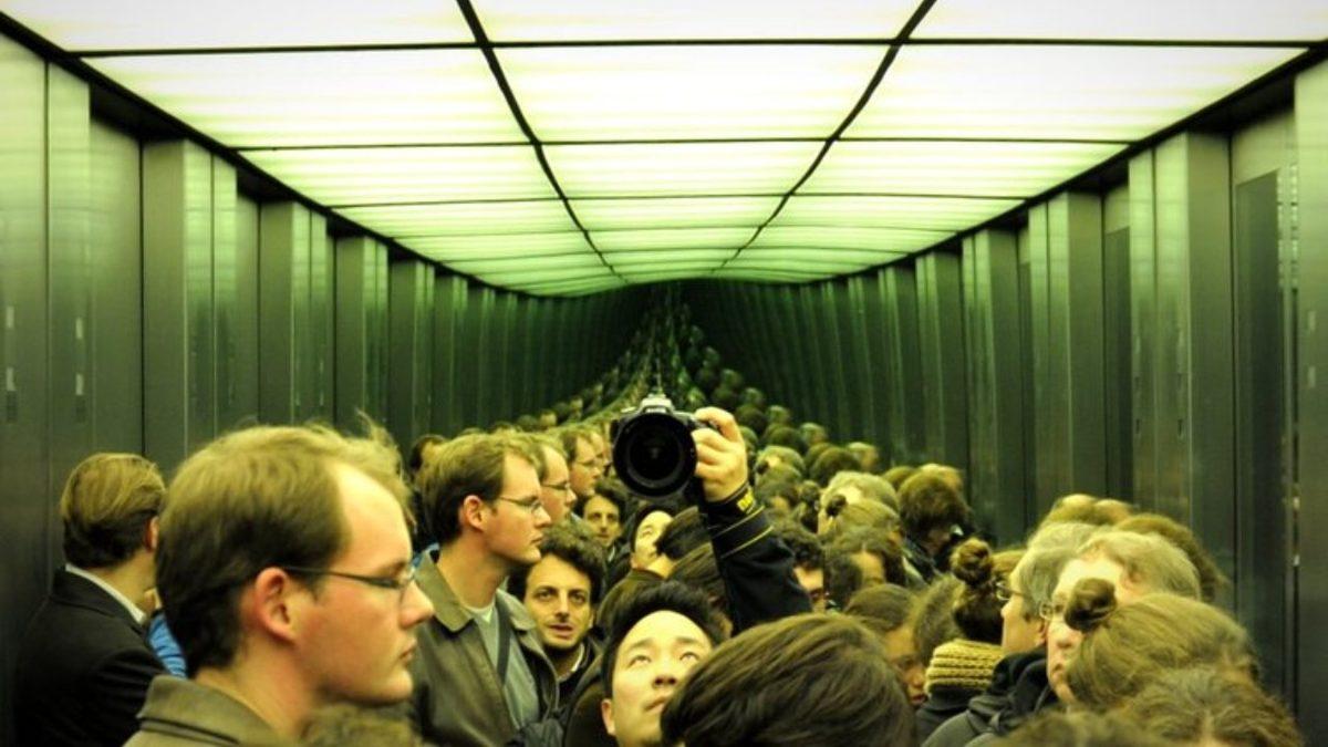 Birbirine Bakan Aynaların Sonsuz Bir Yansıma Yaratması Mümkün mü?