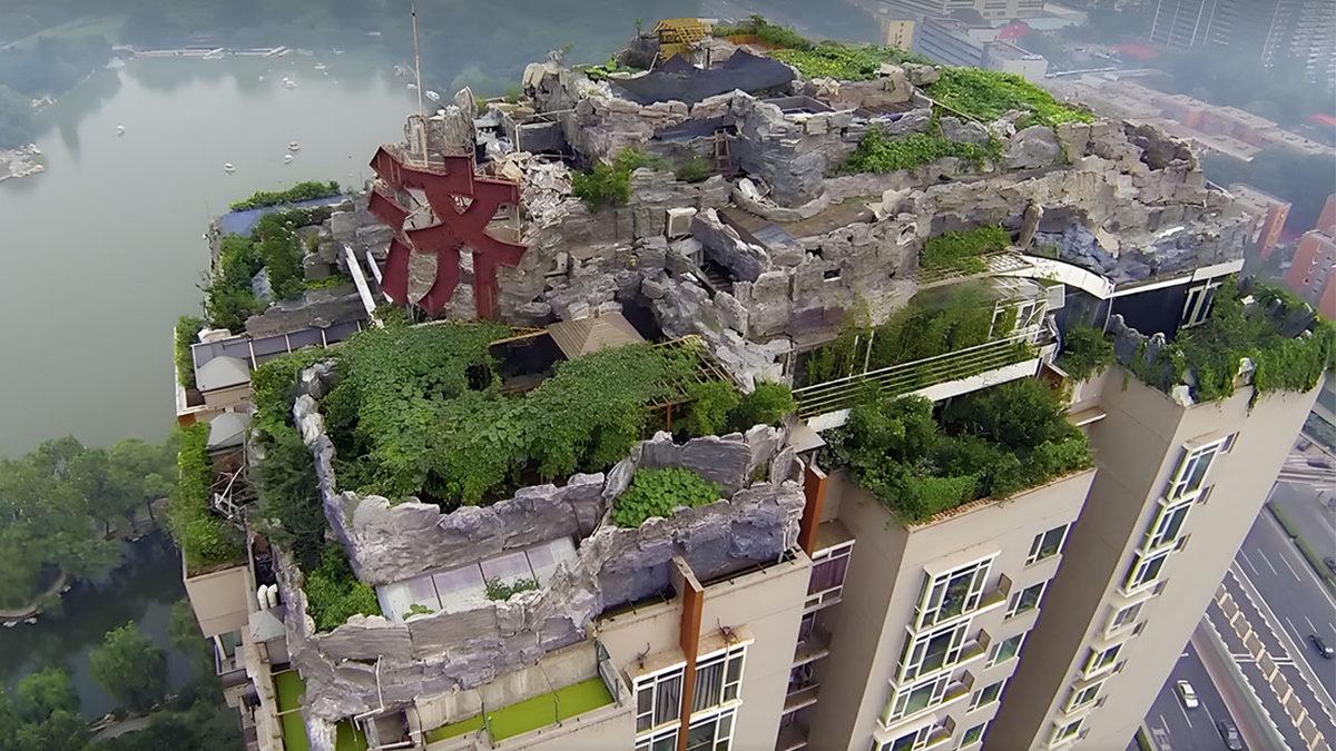 Kaçak Katın Böylesi: Gökdelen’in Tepesine Gizlice Malikâne İnşa Eden Çılgın Profesör’ün Hikâyesi