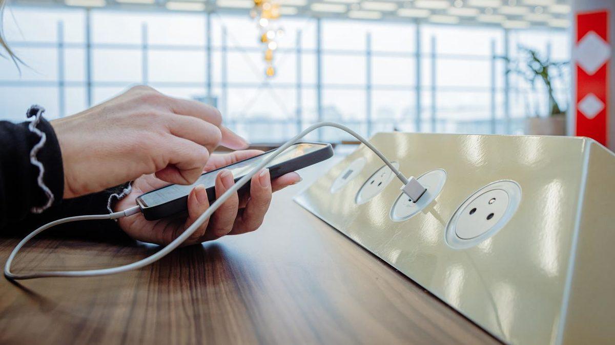 Telefonlarınızı Neden Ortak Kullanım Alanlarında Şarj Etmemelisiniz? Sebebini Öğrenince Şarj Aletinizi Yanınızda Taşıyacaksınız!