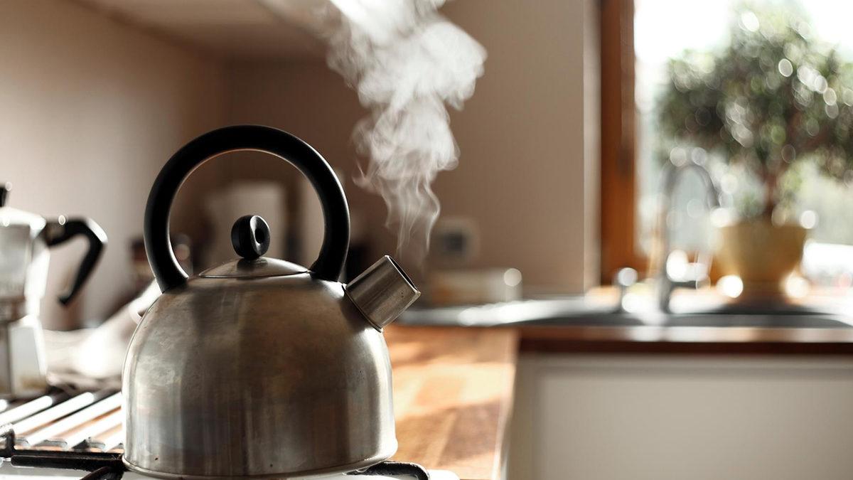Düşünüp Cevabını Hiç Araştırmadığınız Soru: Çaydanlıktaki Su Kaynarken Neden Islık Sesi Çıkarıyor?