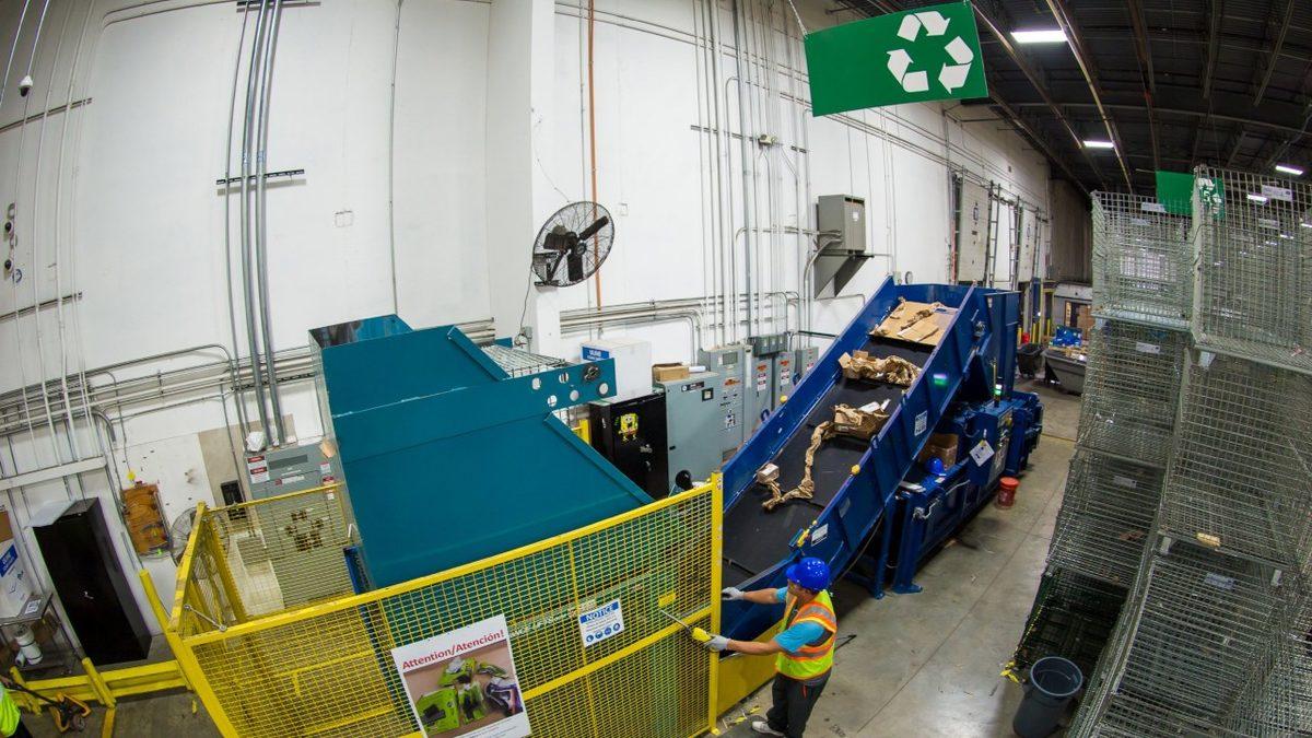 Apple, Eski iPhone’ları Nasıl Geri Dönüştürüyor? Arkasında Koskoca Bir Ticaret Dönüyor!