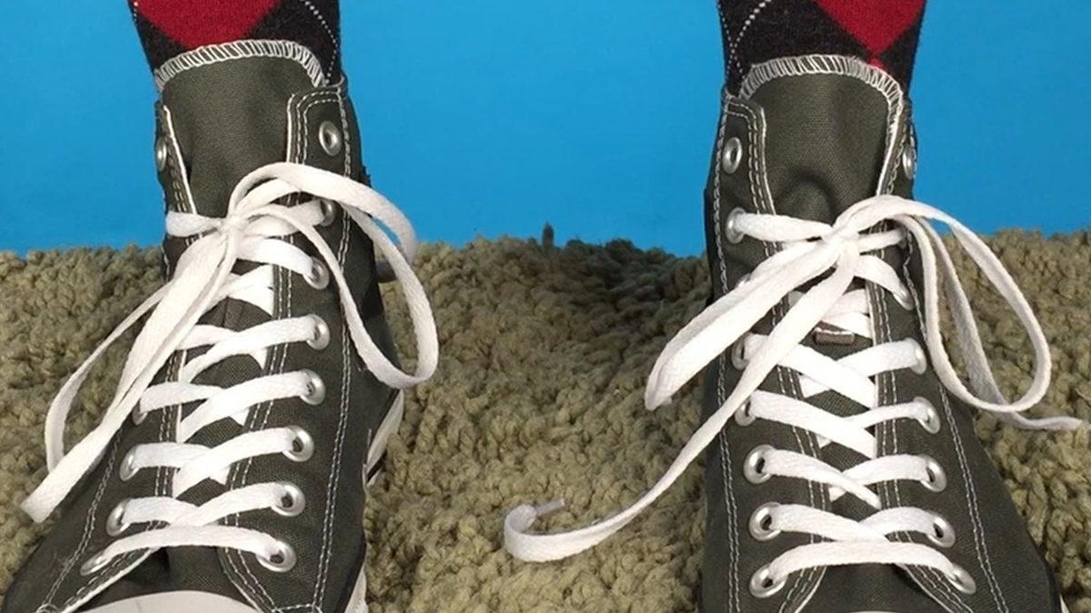 Hangimiz Sinir Olmuyoruz ki: Yürürken Neden Sürekli Bağcıklarımız Kendiliğinden Çözülüyor? Bilimsel Bir Açıklaması Var!