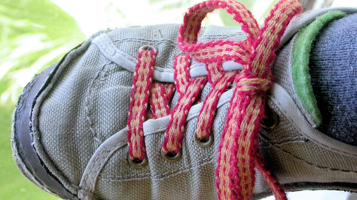 Hangimiz Sinir Olmuyoruz ki: Yürürken Neden Sürekli Bağcıklarımız Kendiliğinden Çözülüyor? Bilimsel Bir Açıklaması Var!