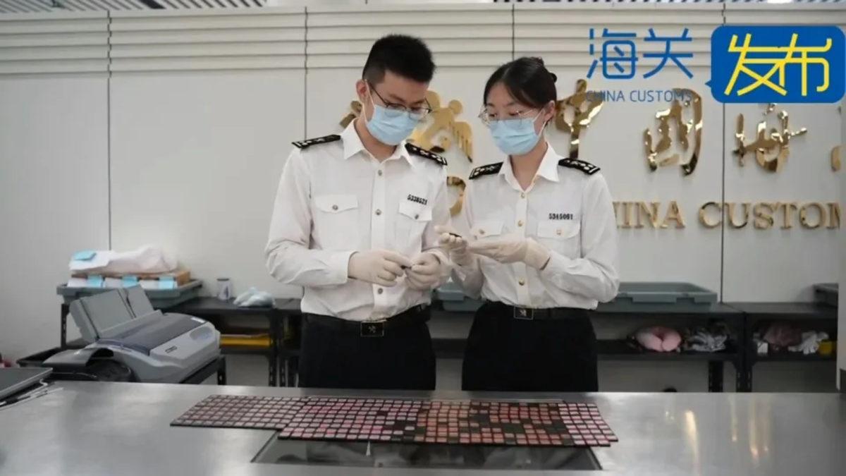 Bir Kadın, Sütyeninde 350 Nintendo Switch Oyunuyla Yakalandı