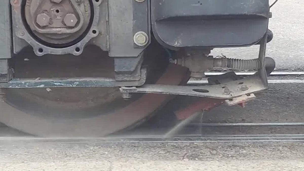 Düzlükte Neyse de Trenler Pürüzsüz Metal Üzerinde Nasıl Yokuş Yukarı Çıkabiliyor?