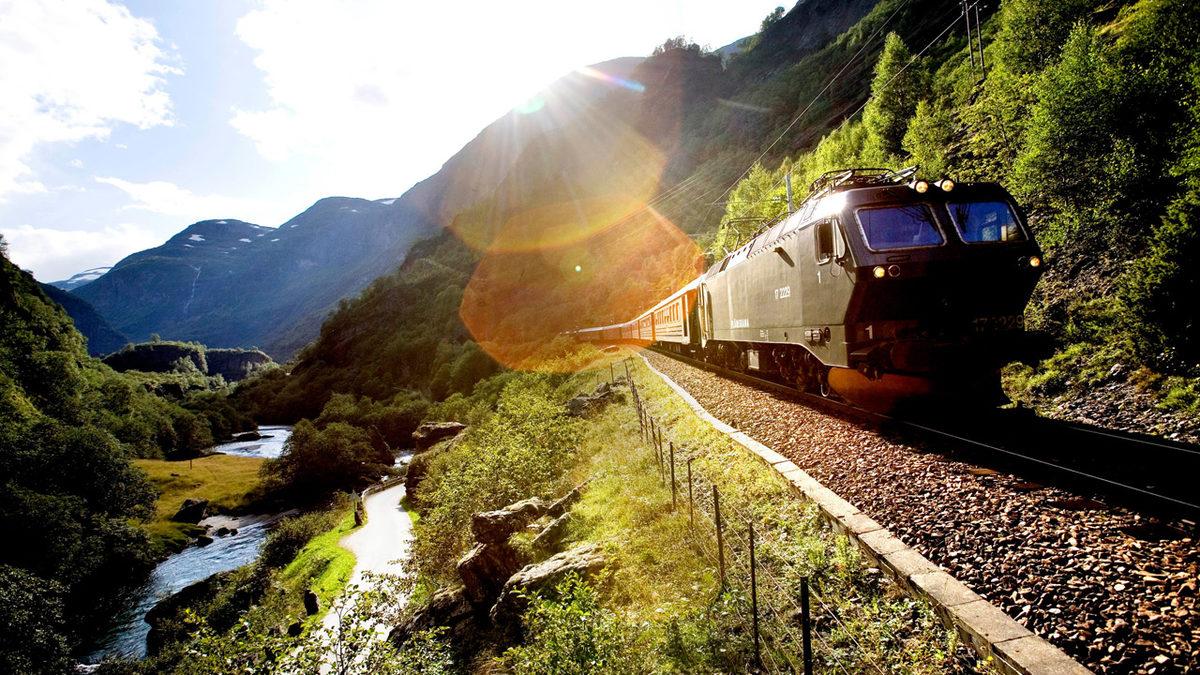 Düzlükte Neyse de Trenler Pürüzsüz Metal Üzerinde Nasıl Yokuş Yukarı Çıkabiliyor?