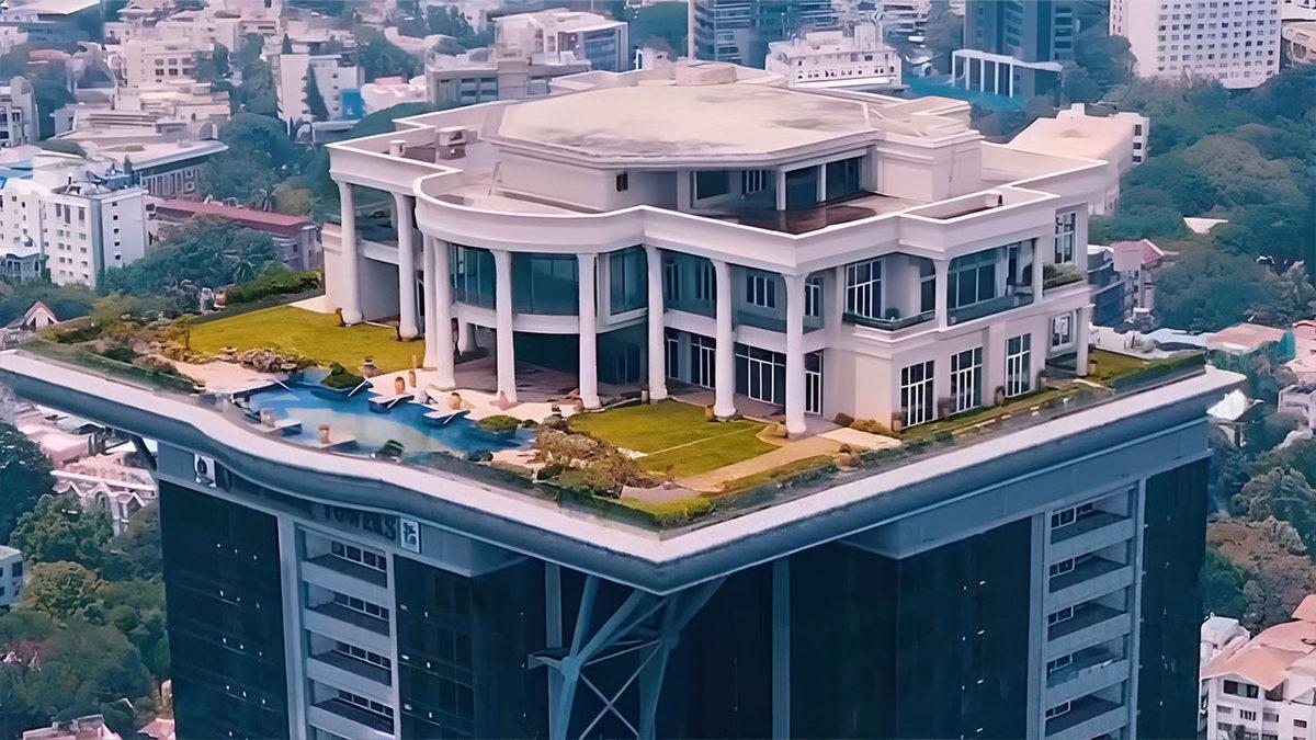 Hindistan’da Bir Gökdelenin Tepesinde Bulunan Çakma Beyaz Saray’ın Çarpıcı Hikâyesi