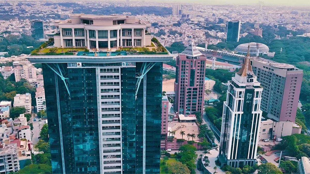 Hindistan’da Bir Gökdelenin Tepesinde Bulunan Çakma Beyaz Saray’ın Çarpıcı Hikâyesi