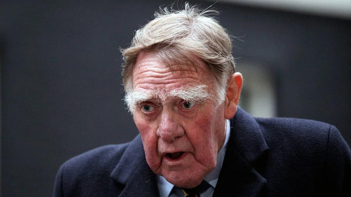 Erkeklerin Kaşları Neden Yaşlandıkça Gürleşiyor? Resmen Saç Gibi Uzayıp Gidiyor!