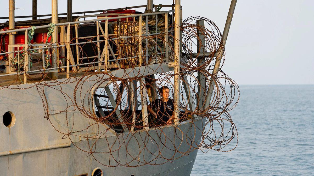 Bazı Gemiler Neden Etrafını Dikenli Tellerle Çeviriyor? Bu Şekilde Tehdit Ettikleri Bir Şey Var!