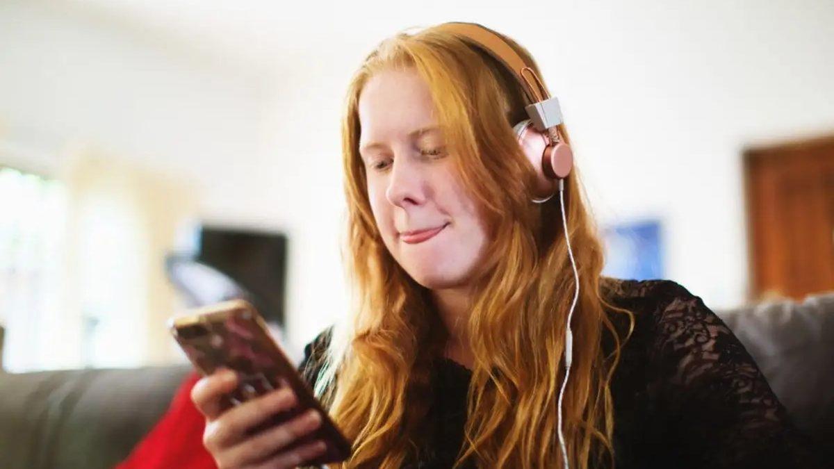 Bir Şeyle Uğraşırken veya Konsantre Olurken Neden Dilimizi Dışarı Çıkartıyoruz? İlginç Teoriler Var!