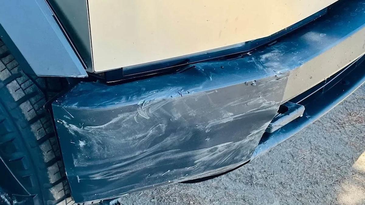 Önüne Çıkanı Eziyor: Tesla Cybertruck ile Çarpışan Toyota Camry Pert Oldu! [Video]