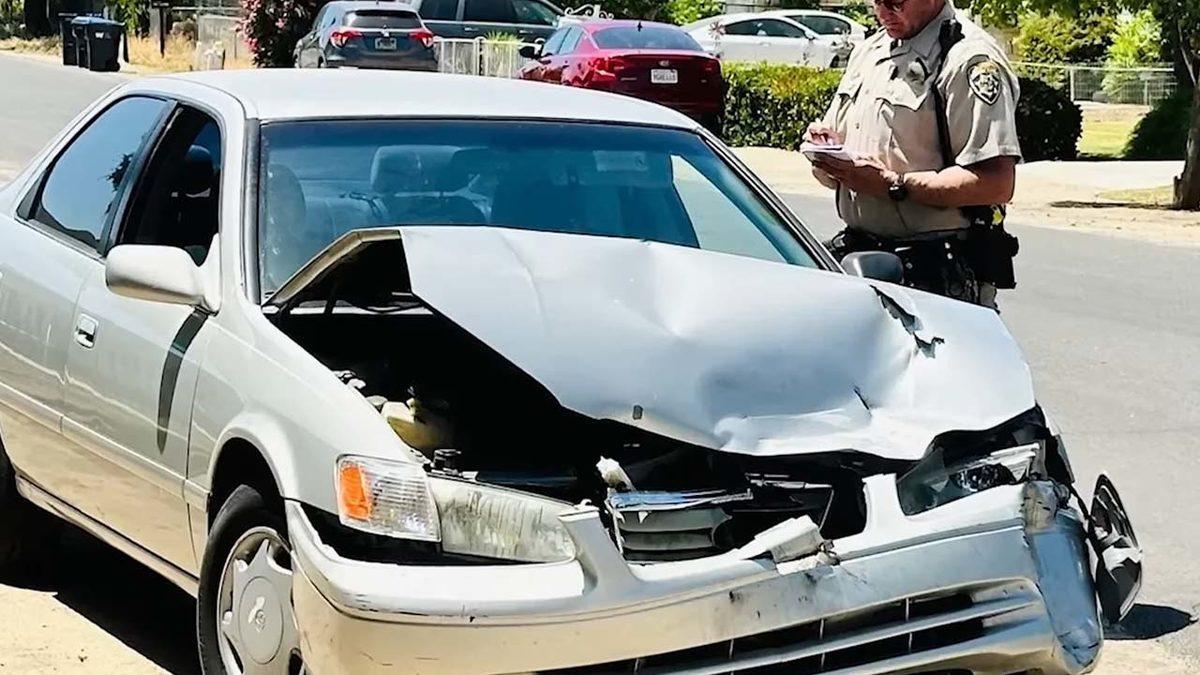 Önüne Çıkanı Eziyor: Tesla Cybertruck ile Çarpışan Toyota Camry Pert Oldu! [Video]