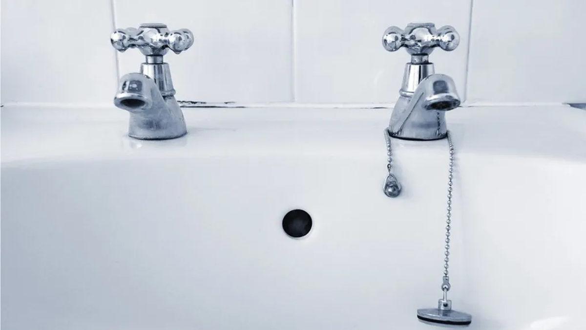 İngiltere’deki Lavabolarda 2 Adet Musluk Bulunmasının İlginç Ama Haklı Sebebi
