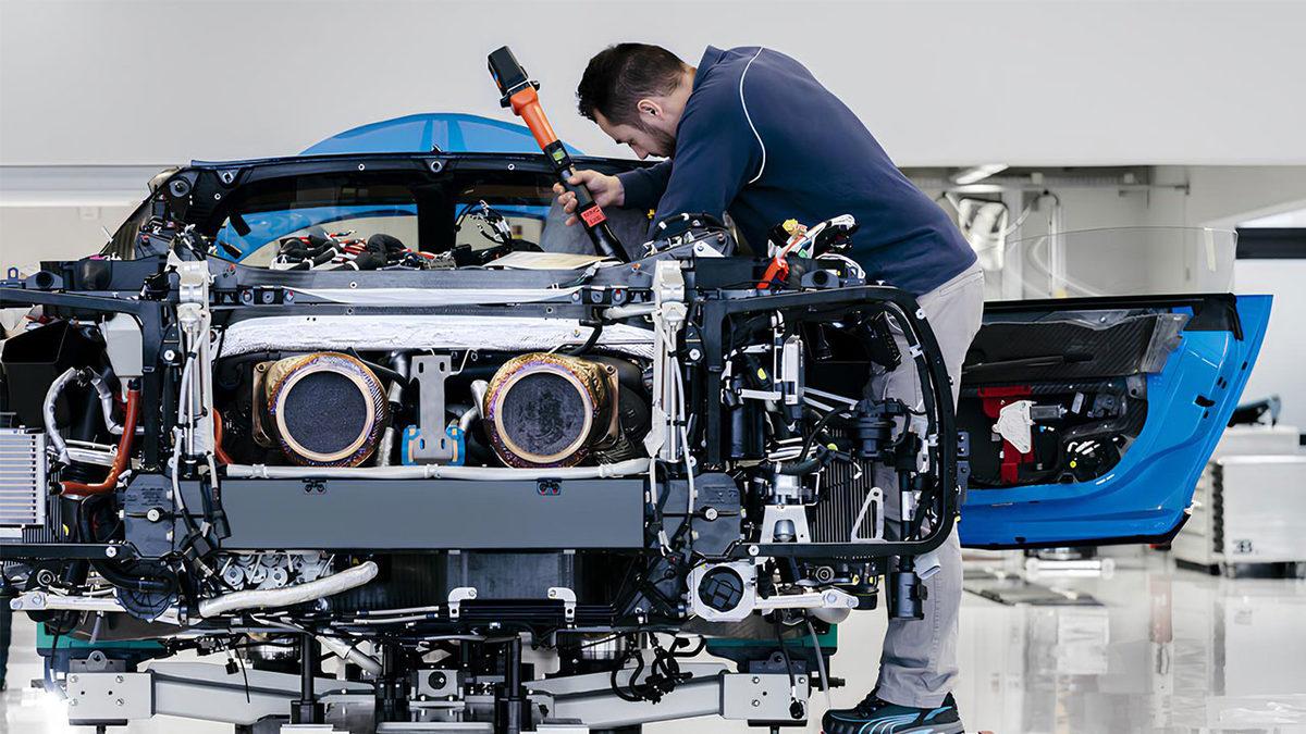 Bugatti Marka Arabalar Neden Bu Kadar Pahalı? Sebebi Sadece Hızlı Olması Değil!