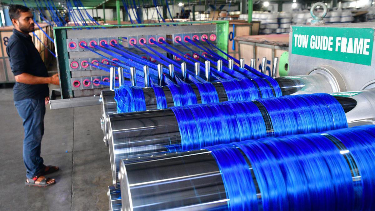 Son Zamanlarda Mağazalarda Sıkça Gördüğümüz Plastikten Yapılan Kıyafetler, Tam Olarak Nasıl Üretiliyor?