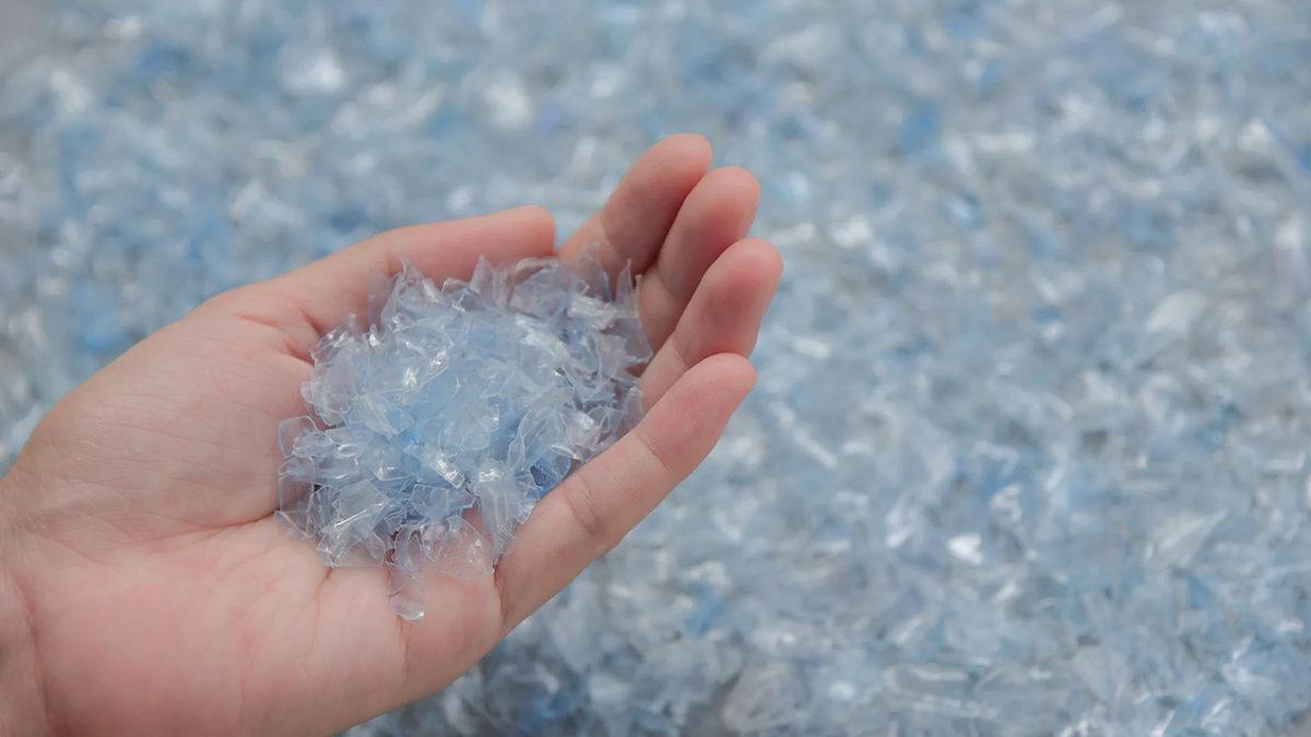 Son Zamanlarda Mağazalarda Sıkça Gördüğümüz Plastikten Yapılan Kıyafetler, Tam Olarak Nasıl Üretiliyor?