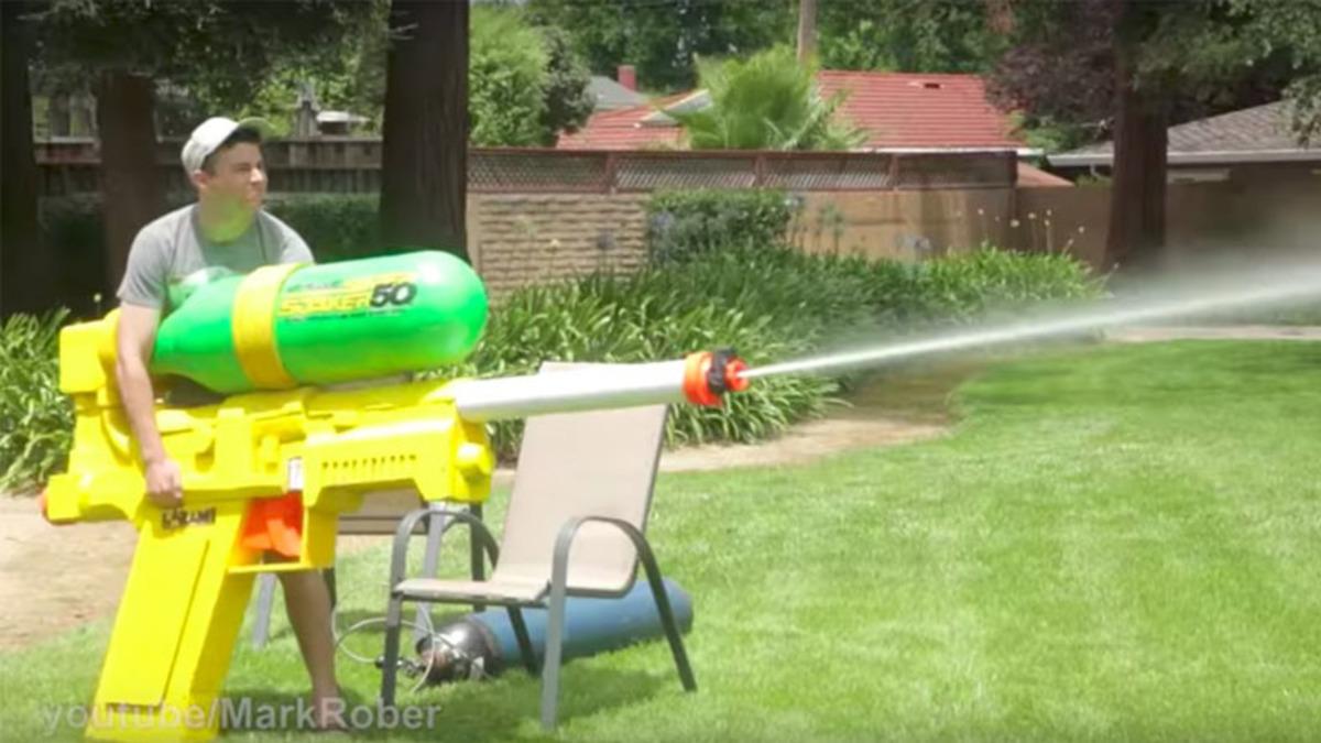 Eski NASA Mühendisi, Dünyanın En Büyük Su Tabancasını Yaptı!