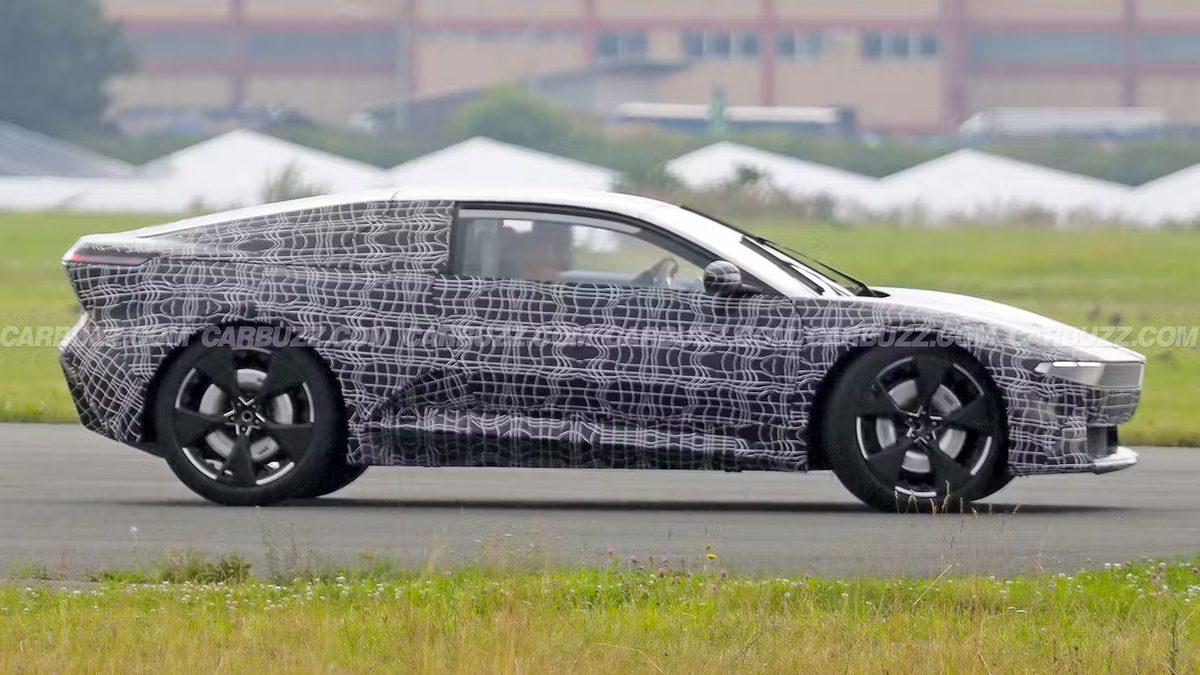 BMW’nin Yeni Elektrikli Otomobili Görüntülendi: Efsane M1 Tasarımı Geri Dönüyor!