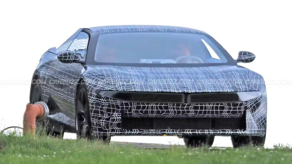 BMW’nin Yeni Elektrikli Otomobili Görüntülendi: Efsane M1 Tasarımı Geri Dönüyor!