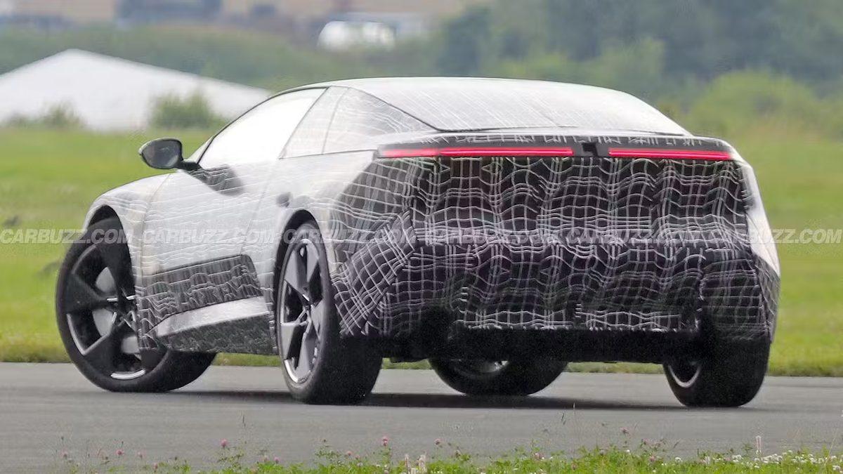 BMW’nin Yeni Elektrikli Otomobili Görüntülendi: Efsane M1 Tasarımı Geri Dönüyor!