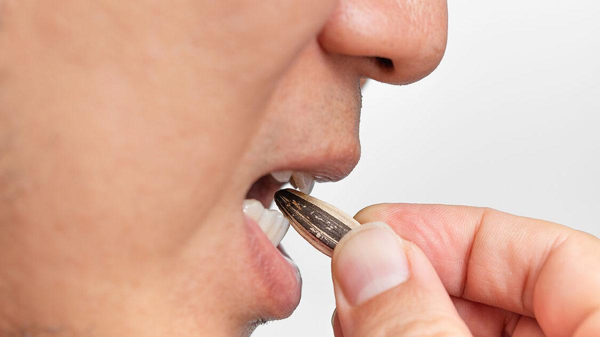 Çekirdek Gibi Tuzlu Yiyeceklerden Sonra Neden Dudaklarımız Çatlıyor?