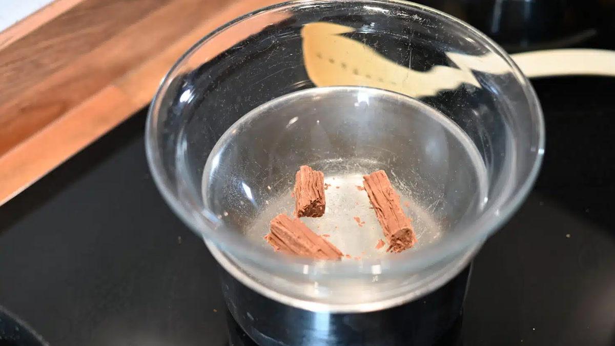 Mikrodalgada, Ocakta ve Hatta Ateşte Bile Erimeyen Ama Yenilebilen Bu Çikolatanın Sırrı Ne?