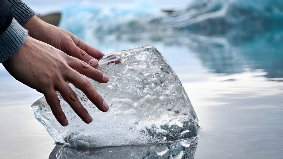 Buz, Parmaklarımıza Neden Sanki Hiç Ayrılmayacakmış Gibi Yapışır?