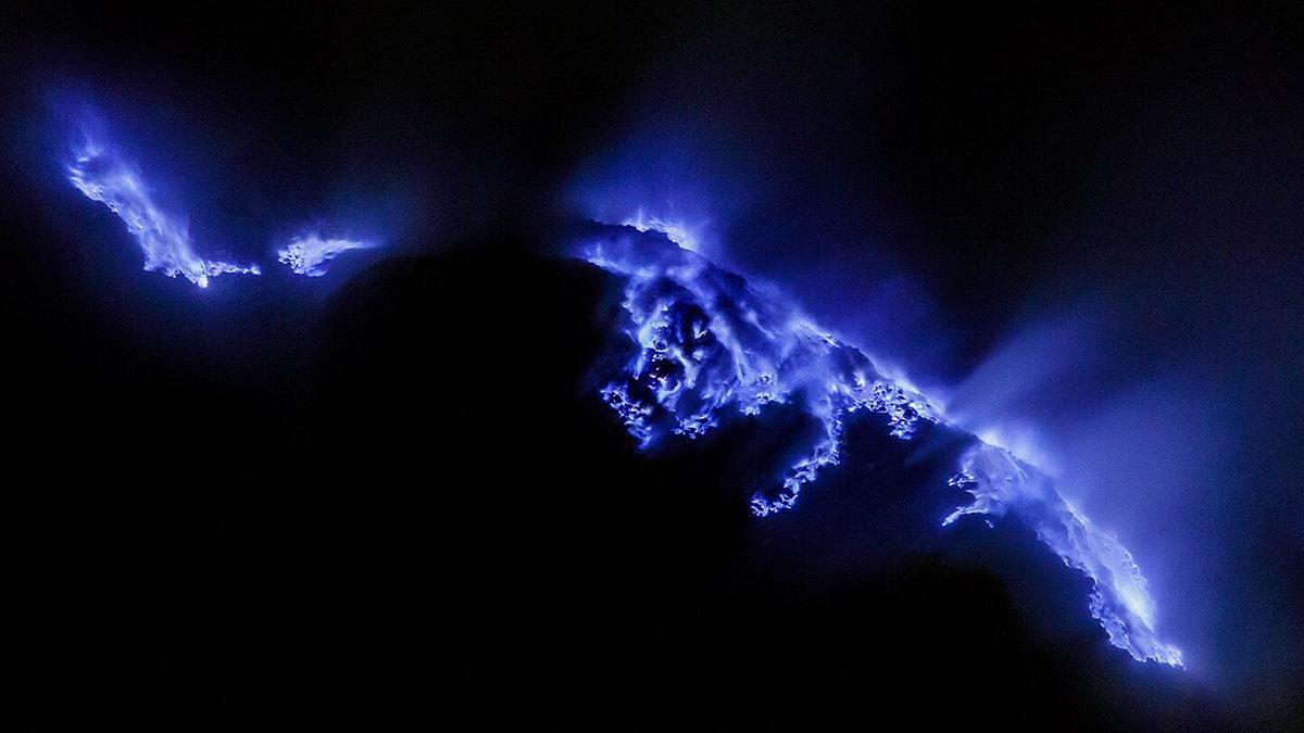 Endonezya’daki Kawah Ijen Yanardağı’ndan Neden Kırmızı Değil de Mavi Lav Akıyor?