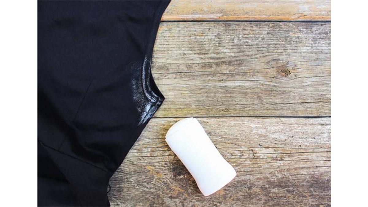 Deodorantların Bazı Kıyafetlerde Neden Beyaz Leke Bıraktığını Açıklıyoruz! (Niye Her Giyside Olmuyor?)