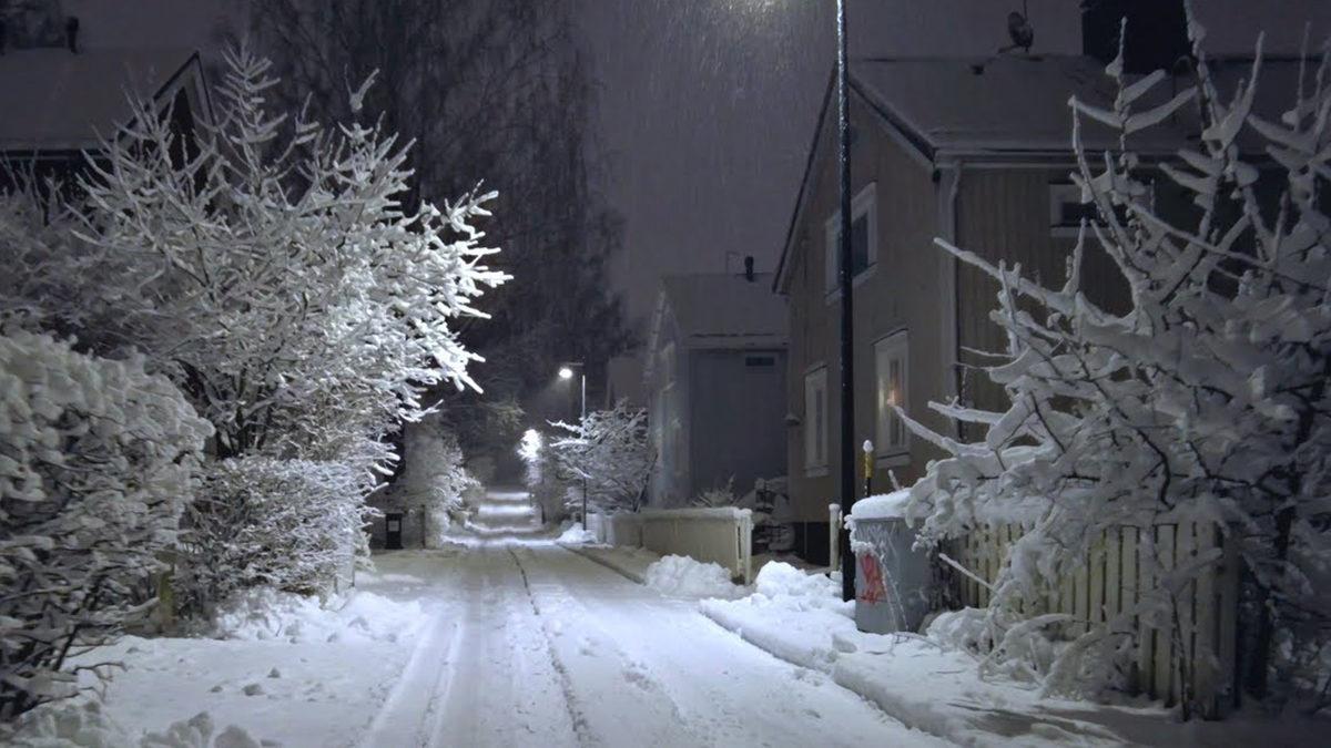 Kar Yağdığında Gökyüzü Neden Sanki Gündüzmüşçesine Aydınlık Renge Bürünür?
