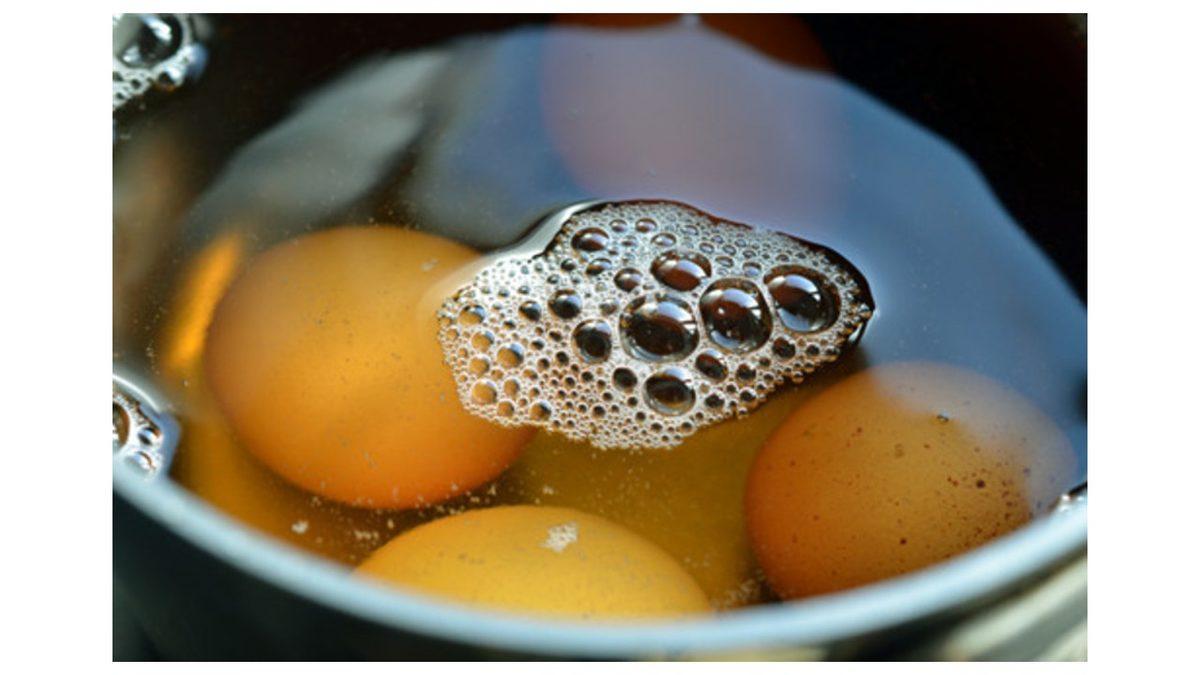 Mideniz Kalkabilir: Çin’in Bazı Bölgelerinde Yumurtalar Neden Erkek Çocuk İdrarında Pişiriliyor?