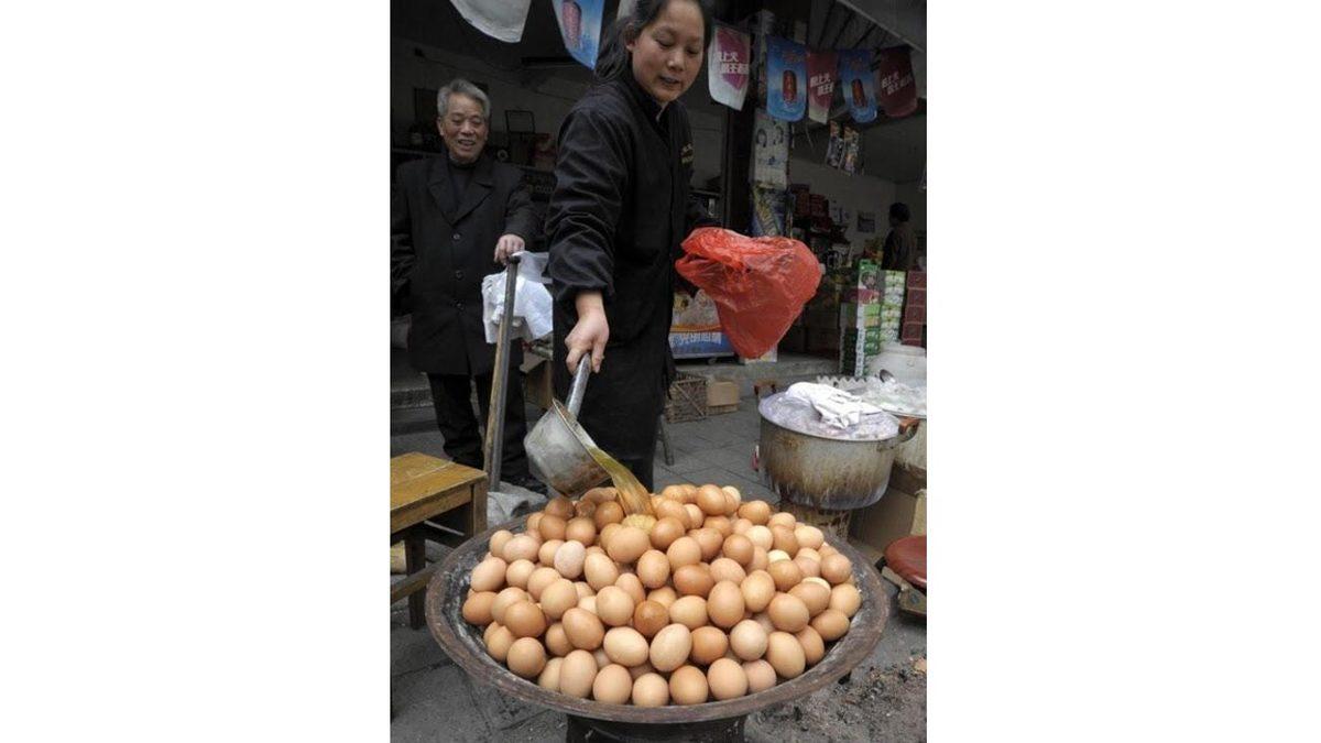 Mideniz Kalkabilir: Çin’in Bazı Bölgelerinde Yumurtalar Neden Erkek Çocuk İdrarında Pişiriliyor?