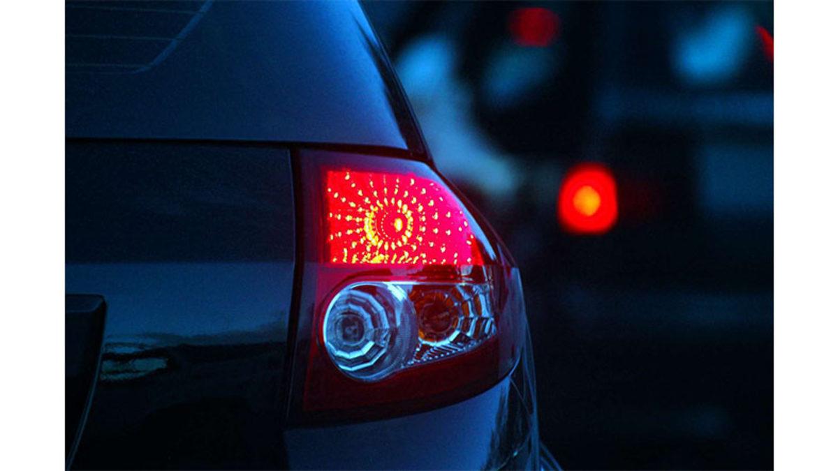 Bazı Araçlarda Geri Vites Lambası Neden Tektir?