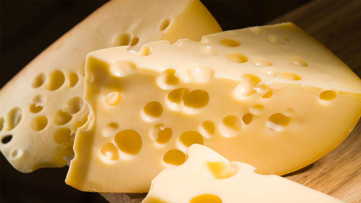 Peynirin Üzerinde Neden Delikler Olur?